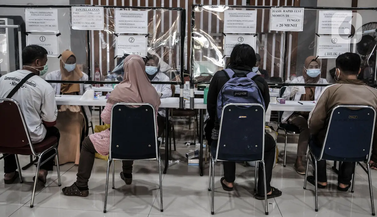 Calon penumpang mengikuti rapid test COVID-19 di Stasiun Pasar Senen, Jakarta, Senin (26/10/2020). Memasuki libur panjang, jumlah penumpang kereta jarak jauh mengalami lonjakan sehingga terjadi antrean panjang rapid test yang menjadi syarat wajib pengguna jasa KAI. (merdeka.com/Iqbal S. Nugroho)