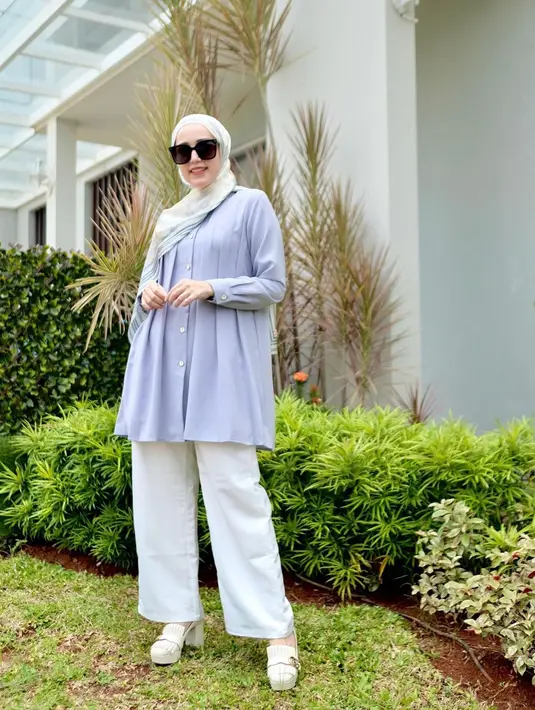 Wanita kelahiran 22 Maret 1989 ini juga pandai memadupadanka busana. Warna yang dipilih tak terlalu mencolok. Seperti kali ini, Adelia Pasha mengenakan busana berwarna biru dipadukan dengan kulot putih. Penampilannya makin stylish dengan kacamata hitam.(Liputan6.com/IG/@princessyahrini)