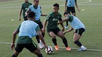 Pemain Timnas Indonesia U-23, Fredyan Wahyu, saat latihan jelang SEA Games 2019 di Lapangan ABC, Senayan, Jakarta, Kamis (3/10). Latihan kali ini Timnas fokus dalam memperbaiki taktik dalam bertahan. (Bola.com/M Iqbal Ichsan)