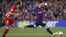 Striker Barcelona, Lionel Messi, berusaha melewati bek Atletico Madrid, Diego Godin, pada laga La Liga di Stadion Camp Nou, Sabtu (6/4). Barcelona menang 2-0 atas Atletico Madrid. (AP/Manu Fernandez)