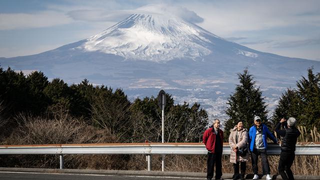 Orang-orang sedang berfoto di depan Gunung Fuji Jepang di kota Gotemba, prefektur Shizuoka. Yuichi YAMAZAKI / AFP