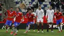Para pemain Chile merayakan setelah rekan setimnya Erick Pulgar (13) mencetak gol ke gawang Venezuela pada pertandingan kualifikasi Piala Dunia 2022 di Stadion San Carlos de Apoquindo, Santiago, Chile, Kamis (14/10/2021). Chile menang 3-0. (Claudio Reyes/Pool via AP)