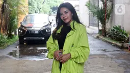 Mantan kekasih Billy Syahputra, Elvia Cerolline saat ditemui di kawasan Mampang, Jakarta, Kamis (4/8/2022). Elvia Cerolline mengaku menolak ajakan Billy Syahputra untuk balikan tapi ingin langsung dinikahi. (Liputan6.com/Herman Zakharia)