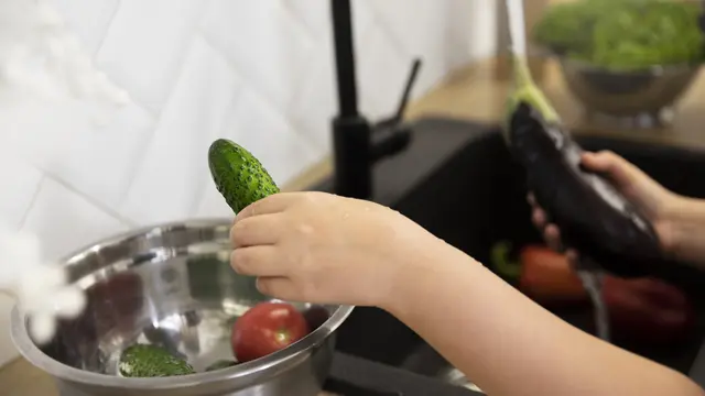 illustrasi merendam sayuran