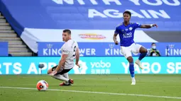 Gelandang Leicester City, Demarai Gray (kanan) mencetak gol kedua untuk timnya ke gawang Sheffield United dalam lanjutan Liga Inggris pekan ke-36 di Stadion King Power, Kamis (16/7/2020). Leicester City sukses menggulung tamunya, Sheffield United dengan skor 2-0. (Michael Regan/Pool via AP)