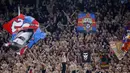 Dukungan suporter CSKA Moscow saat timnya melawan Arsenal pada leg kedua Liga Europa di CSKA Arena, Russia, (12/3/2018). Arsenal lolos ke Semifinal dengan agregat gol 6-3. (AP/Alexander Zemlianichenko)