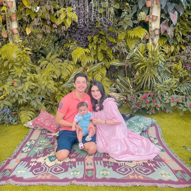 7 Momen Liburan Adly Fairuz dan Angbeen Rishi, Buah Hatinya Tampil Menggemaskan