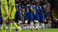 Bek Chelsea #05 Benoit Badiashile (kanan) merayakan bersama rekan satu timnya setelah mencetak gol ke gawang Blackburn Rovers pada laga 16 besar yang berlangsung di Stamford Bridge, Kamis (2/11/2023) dini hari WIB. (Glyn KIRK / AFP)
