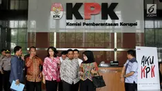 Sekjen Partai Golkar Idrus Marham berjalan keluar Gedung KPK, Jakarta, Senin (11/9). Kedatangan Idrus untuk mengantarkan surat pernyataan sakit Ketua DPR Setya Novanto yang dijadwalkan menjalani pemeriksaan terkait kasus e-KTP. (Liputan6.com/Johan Tallo)