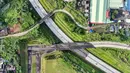 Foto udara memperlihatkan ruas Jalan Tol Bogor-Ciawi-Sukabumi (Bocimi) di Cibadak, Kabupaten Sukabumi, Jawa Barat, Jumat (31/10/2025). Selain mendukung pengembangan destinasi wisata, Tol Bocimi juga berperan besar dalam memperlancar jalur logistik dari dan menuju Sukabumi. (merdeka.com/Arie Basuki)