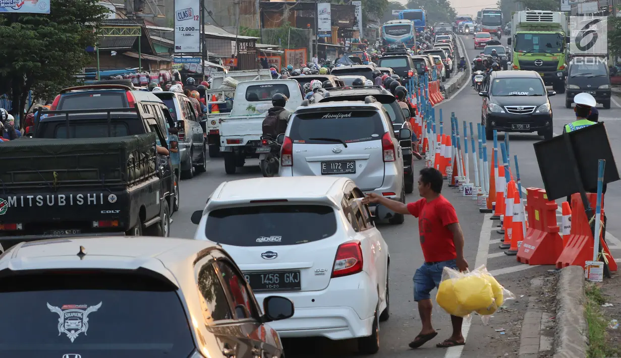Arus lalu lintas di Jalur Pantura Cikampek terlihat macet di jalan Jendral Sudirman,Cikampek,  Jawa Barat, Sabtu (7/1). H+6 arus balik lebaran kendaraan memadati jalur Cikampek ke arah Cikarang, Bekasi dan Jakarta. (Liputan6.com/Helmi Afandi)