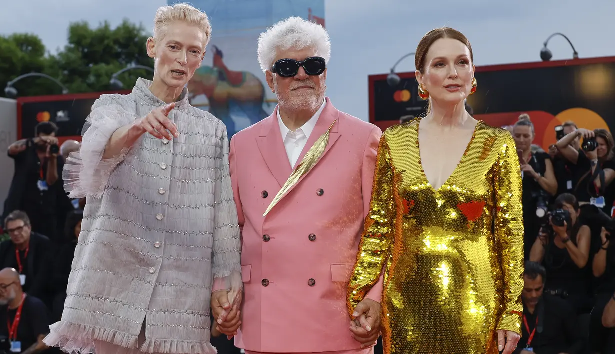 <p>Julianne Moore menghadiri festival tersebut bersama lawan mainnya, Tilda Swinton dan Pedro Almod&oacute;var. (Photo by Joel C Ryan/Invision/AP)</p>