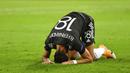 Pemain Manchester United, Bruno Fernandes, tertunduk lesu usai ditaklukkan Sevilla pada laga semifinal Liga Europa di Stadion RheinEnergie, Senin (17/8/2020). Sevilla menang 2-1 atas Manchester United. (Marius Becker/dpa via AP)