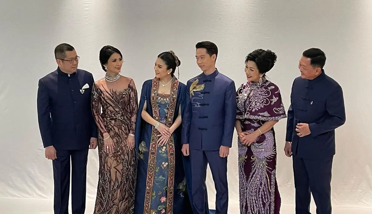 Konsep kedua,  Kevin dan Valencia kompak dibalut baju cheongsam dengan bordiran rajawali warna emas.