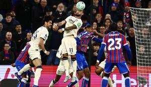 Striker West Ham United, Taty Castellanos, menanduk bola dalam laga kontra Crystal Palace di Selhurst Park, London, Selasa (21/4/2026) dini hari WIB. (Henry NICHOLLS / AFP)