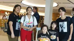 Ussy merupakan ibu dari ketiga anaknya. Anak-anak Ussy bernama Nur Amalia Putri, Shakeela Eleanor Ameera, Sheva Elmira Lorrenia. Bersama ketiga anaknya, Ussy selalu tampil kompak di berbagai kesempatan. (Liputan6.com/IG/@ussypratama)