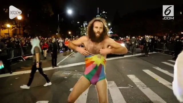 Seorang pria menjadi pusat perhatian karena aksinya saat Parade Halloween di New York City.