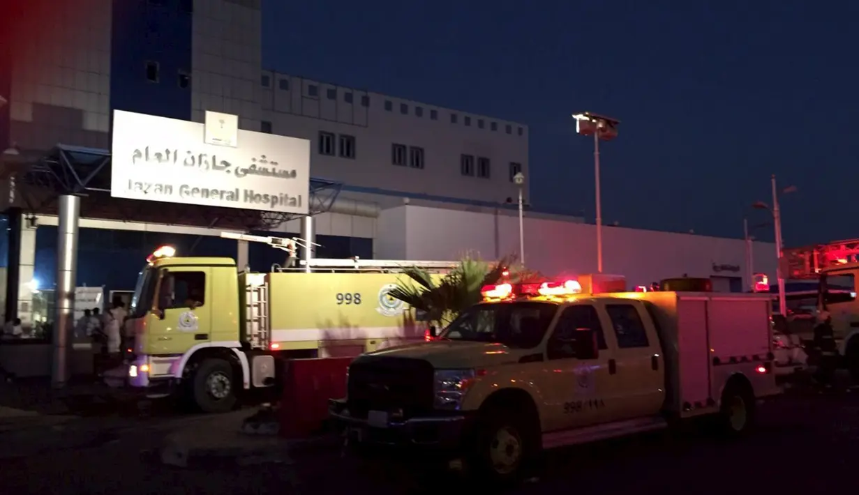 Petugas Lembaga Pertahanan Sipil Arab Saudi bekerja mengatasi kebakaran yang terjadi di RS Umum Jazan, Kamis (24/12). 25 orang tewas dan 107 luka-luka akibat kebakaran yang terjadi di ICU dan kamar bersalin di rumah sakit itu. (REUTERS/Saudi Press Agency)