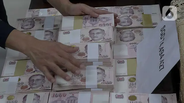Tumpukan Uang Dolar Barang Bukti Penangkapan Mantan Pejabat Mahkamah Agung