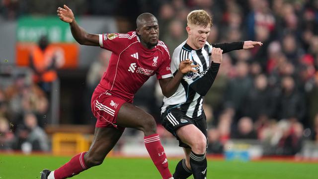 Ibrahima Konate (kiri) berusaha menghentikan laju Lewis Hall di laga Liverpool vs Newcastle di pekan ke-24 Liga Inggris 2025/2026 di Anfield, Minggu (01/02/2026) dini hari WIB.
