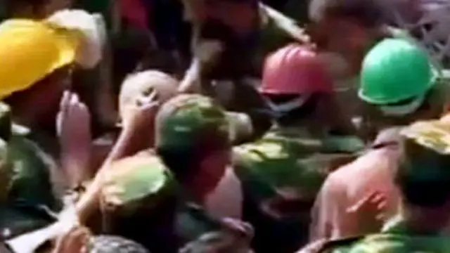 Tertimbun 17 Hari, Seorang Wanita Selamat Dari Reruntuhan