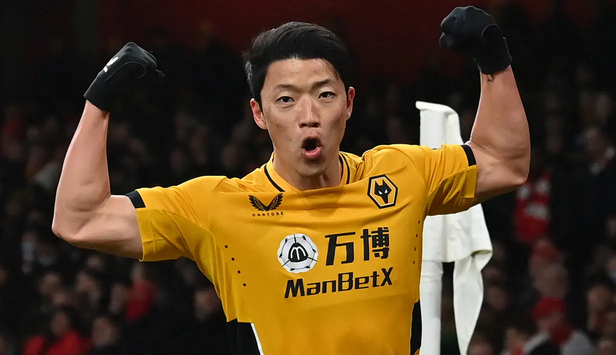 Hwang Hee-chan. Striker Korea Selatan berusia 26 tahun yang baru semusim memperkuat Wolverhampton sejak didatangkan dari RB Leipzig dengan status pinjaman pada awal muism 2021/2022 dan telah resmi dipermanenkan mulai musim 2022/2023 ini memiliki nilai pasar 16 juta euro atau setara Rp249,6 miliar. Bersama Wolves ia telah tampil dalam 31 laga di semua ajang dengan torehan 5 gol dan 1 assist. (AFP/Glyn Kirk)