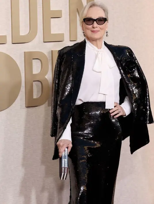 Meryl Streep dibalut jaket sequin hitam Valentino yang berani dan rok maxi yang serasi dengan atasan dasi-leher satin putih. Streep bahkan menambahkan sepasang kacamata hitam berbayang. [@maisonvalentino]