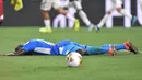 Bek Napoli, Kalidou Koulibaly, tampak kecewa usai dibobol Juventus pada laga Serie A di Stadion Allianz, Turin, Sabtu (31/8). Juventus menang 4-3 atas Napoli. (AFP/Alessandro di Marco)