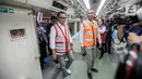 Setelah itu, Heru dan Budi Karya menjajal LRT dari Stasiun Dukuh Atas tujuan Stasiun Halim, Jakarta Timur. (Liputan6.com/Faizal Fanani)