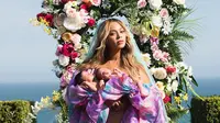 Sekitar satu bulan lalu Beyonce dan Jay Z baru saja dikaruniai anak kembar di kehidupannya. Pasca lahir, bayi tersebut tak langsung dipublikasikan wajahnya. Tentu saja hal ini membuat banyak pihak penasaran. (Instagram/Beyonce)