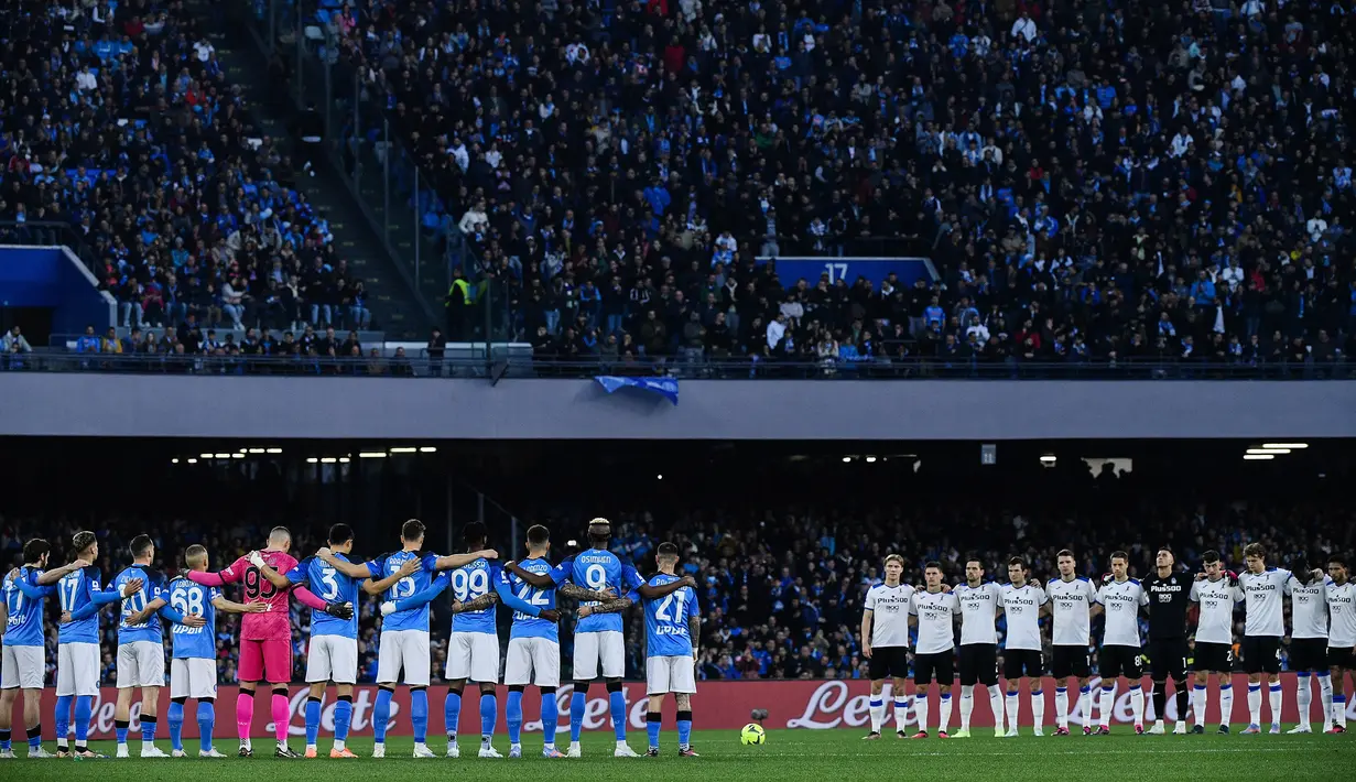 Para pemain Napoli dan Atalanta mengheningkan cipta untuk mengenang korban Tragedi Cutro sebelum dimulainya laga pekan ke-26 Liga Italia 2022/2023 di Diego Armando Maradona Stadium, Naples, Minggu (12/3/2023) dini hari WIB. (AFP/Filippo Monteforte)