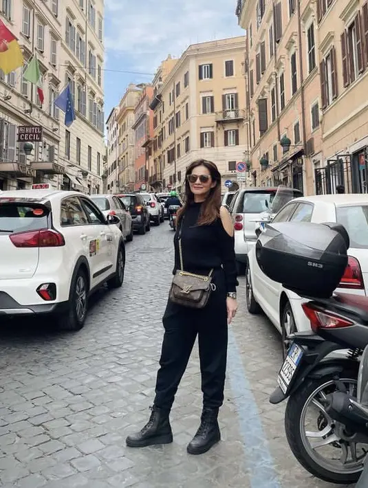 <p>Berada di Italy, Cut Tari memilih pakaian serba hitam dari busana hingga sepatunya. Dipadukan sling bag warna cokelat.&nbsp;@cuttaryofficial</p>