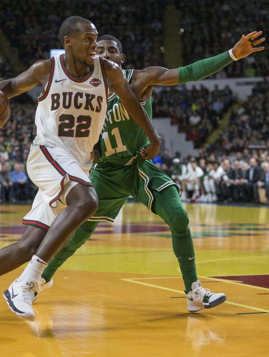 Pemain Milwaukee Bucks, Khris Middleton mencoba melewati adangan pemain Boston Celtics, Kyrie Irving pada laga NBA di basketball game di Milwaukee, (26/10/2017). Boston menang 96-89. (AP/Tom Lynn)