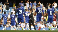 Pelatih Chelsea, Antonio Conte, menyapa pemainnya usai menaklukkan Burnley. Chelsea kini memimpin klasemen Premier League dengan poin sembilan disusul Everton pada posisi kedua dengan nilai tujuh. (Reuters/Andre Couldridge)