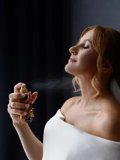 Floral green adalah kombinasi wangi bunga seperti mawar, melati, atau lily yang dipadukan dengan nuansa daun segar, rumput, atau green tea. Aromanya yang tidak terlalu manis, tidak terlalu tajam tetapi terasa bersih, natural, dan effortless. [Dok/freepik/freepik.diller]