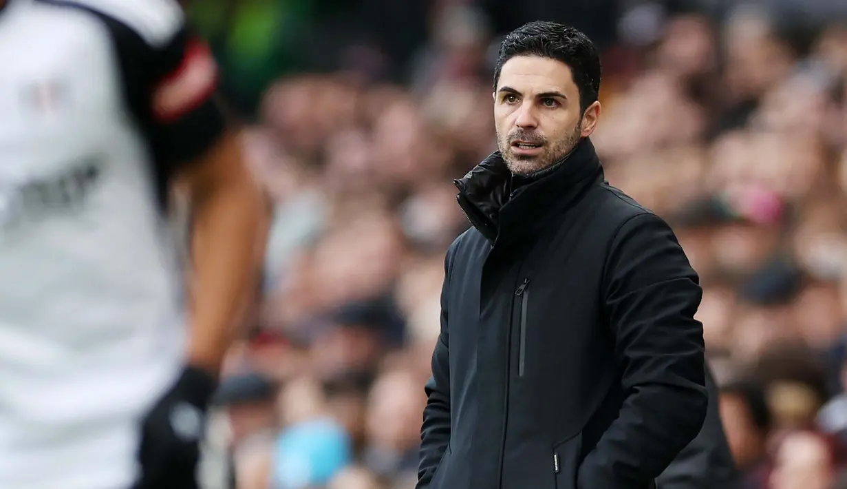 Pelatih Arsenal, Mikel Arteta, mengamati permainan anak asuhnya saat melawan Fulham pada laga pekan ke-20 Liga Inggris 2023/2024 di Craven Cottage, Minggu (31/12/2023). Kekalahan ini membuat Arsenal tertahan di posisi empat klasemen Liga Inggris 2023/2024 dengan raihan 40 angka. (AFP/Adrian Dennis)