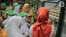 Petugas memberikan penjelasan bercocok tanam metode hidroponik terhadap anak-anak SD Laboratorium Jakarta di Balaikota Farm, Jakarta, Selasa (15/10/2019). Kegiatan belajar di luar ruangan ini untuk mengenal bibit, cara menanam, nutrisi dan media tanam hidroponik. (Liputan6.com/Faizal Fanani)