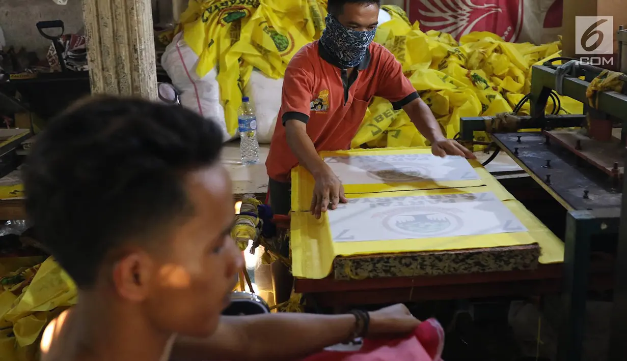 Pekerja menyelesaikan pembuatan atribut partai di Jakarta, Senin (15/10). Dalam sehari, pekerja di pabrik konveksi tersebut bisa memproduksi hingga 2.000 potong atribut partai, mulai dari kaos, bendera, dan topi. (Liputan6.com/Immanuel Antonius)
