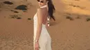 Sementara itu,  Alyssa saat di padang pasir mengenakan setelan warna putih. Dari atasan halter neck asimetris backless dan celana panjangnya. [@alyssadaguise]