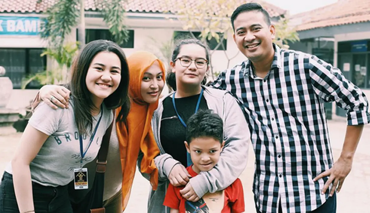 "Insya Allah Keanu, Zahwa, Aaliyah, Mas Broto dan papa aku ke sini," kata Angelina. Hari kedua lebaran, Aliya mengunggah foto mengunjungi Angie. "Lebaran day 2 ft. Mommy angie❤" tulis aaliyah.massaid dalam akun Instagramnya. (Instagram/aaliyah.massaid)