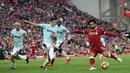 Aksi pemain Liverpool, Mohamed Salah (kanan) saat mencetak gol ke gawang West Ham pada laga Premier League pekan ke-28 di Anfield Stadium, Liverpool, (24/2/2018). Liverpool menang 4-1. (AFP/Oli Scarff)