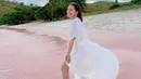 <p>Prilly Latuconsina sedang menikmati waktu liburannya ke Labuan Bajo. Dengan long dress cantik berwarna putih, Prilly berpose di pantai, pesona luar biasa sebagai anak alam. Foto: Instagram.</p>