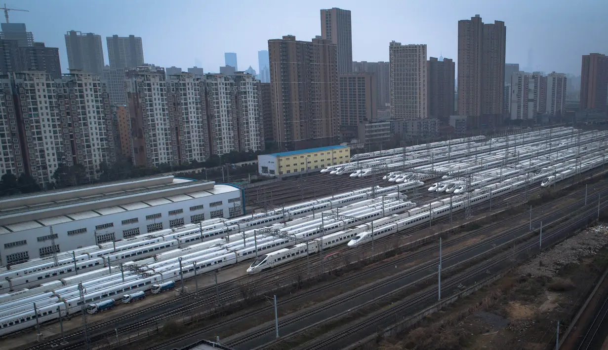 Foto udara menunjukkan kereta terparkir di Wuhan, Provinsi Hubei, China tengah (10/2/2020). Demi mengendalikan penyebaran wabah pneumonia coronavirus baru (novel coronavirus pneumonia/NCP), kereta keberangkatan dan kedatangan di Provinsi Hubei ditangguhkan atau dijadwalkan ulang. (Xinhua/Xiao Yijiu)