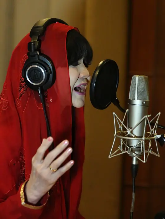 "Iya ini single religi. Jadi tiap tahun, setiap ramadan," ucap Ita Purnamasari saat ditemui di sela-sela proses rekaman di studio Backbeat, Cipete, Jakarta Selatan, Sabtu (13/5/2017). (Bambang E. Ros/Bintang.com)