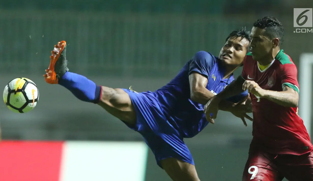 Pemain depan Timnas Indonesia U-23, Alberto Goncalves (kanan) berebut bola dengan pemain Thailand U-23, Saringkan Promsupa pada laga persahabatan di Stadion Pakansari, Kab Bogor, Minggu (3/6). Laga berakhir imbang 0-0. (Liputan6.com/Helmi Fithriansyah)