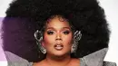 Lizzo, penyanyi asal Amerika ini memilih aksesoris anting untuk penampilannya tersebut. (Foto: Instagram/@rinaldyyunardi)