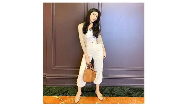 7 Potret Gaya Kasual Rica Andriani, Cantik dan Memesona