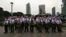 Para peserta bermain angklung saat acara Christmas in Jakarta di Bundaran Hotel Indonesia, Jakarta, Selasa (21/12/2021). Pemerintah Provinsi DKI Jakarta menggelar Christmas in Jakarta dalam rangka menyambut Natal 2021. (Liputan6.com/Johan Tallo)