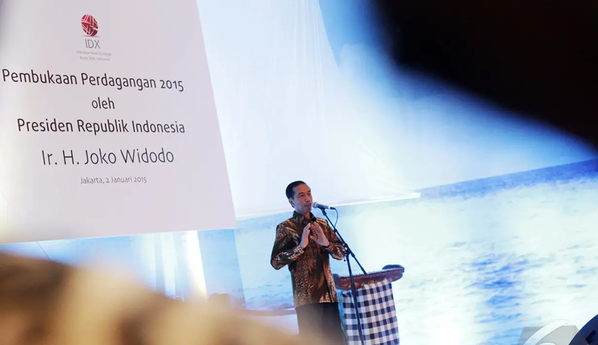  Presiden Jokowi saat memberikan keterangan terkait indeks harga saham gabungan (IHSG) Pada awal tahun 2015 yang menguat 0,10 persen atau 14 poin ke level 5.240, Jakarta, Jumat (2/1/2014).(Liputan6.com/Faizal Fanani)