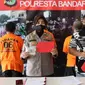 Kelima warga berinisial RS (66), HL (47), SM(47), AR (51) dan SB (52) digelandang ke Mapolresta karena kedapatan main judi kartu remi di dalam sebuah pos ronda.